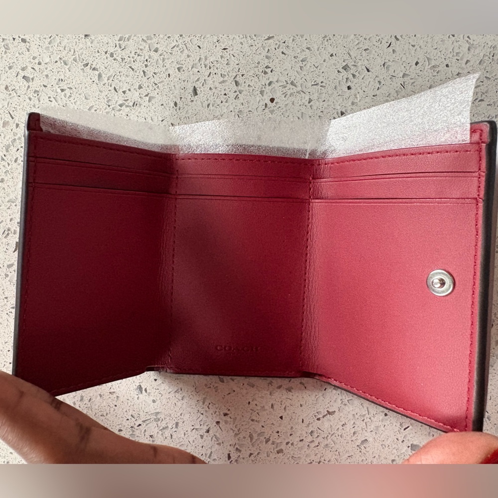 ‼️SOLD‼️ COACH NWOT Burgundy Pebble Leather TrifoldWallet W/ Silver Logo - Picture 2 of 4